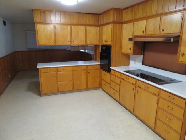 Building Photo - Beautiful Large Home On Approximately 2 Acres!