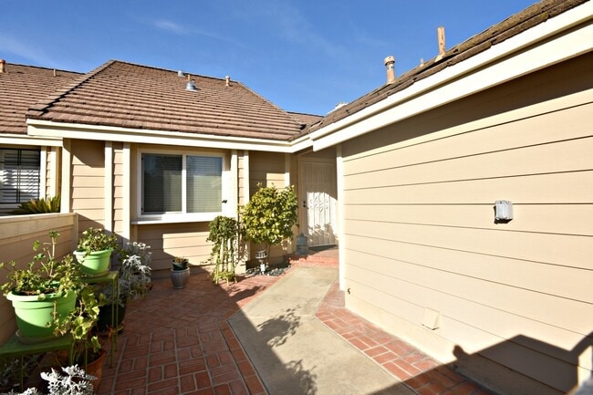 Building Photo - Gorgeous and Bright 2BR/2BA Home perfect f...