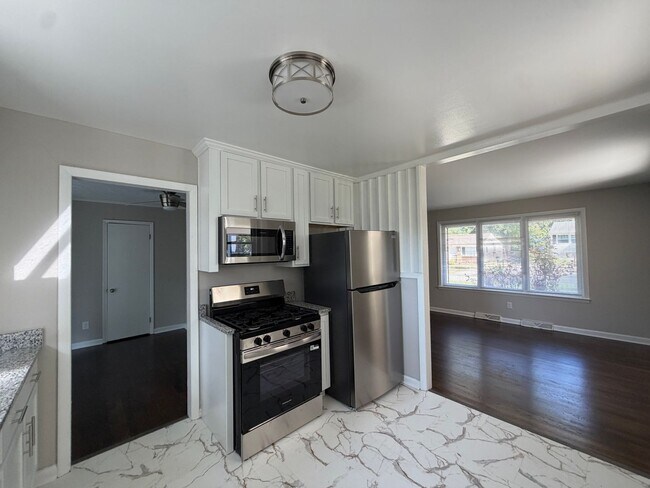 Building Photo - 126 Deerfield Dr