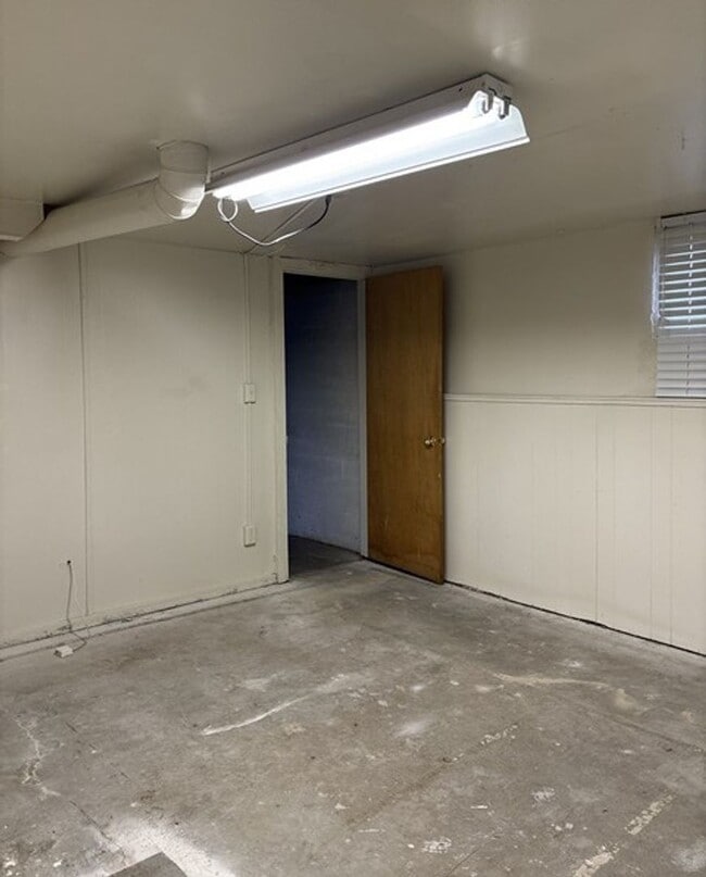 Building Photo - 4Bd/1Ba Two Story House - Available to View!