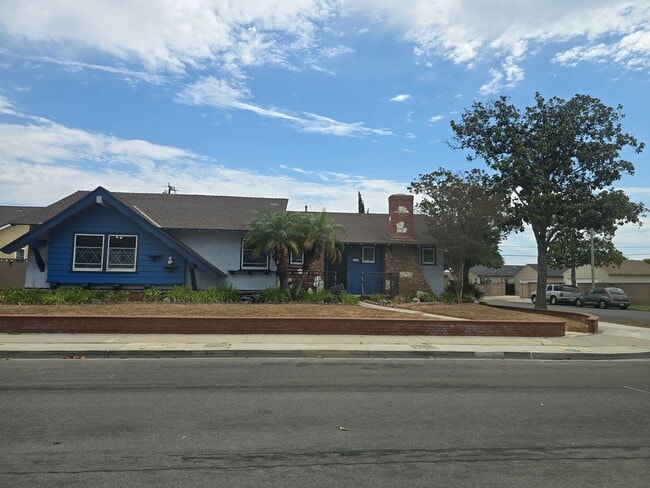 Primary Photo - Spacious Home in Anaheim for Rent