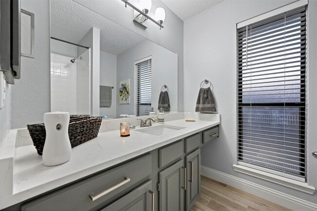 Building Photo - 2530 Seven Hills Dr