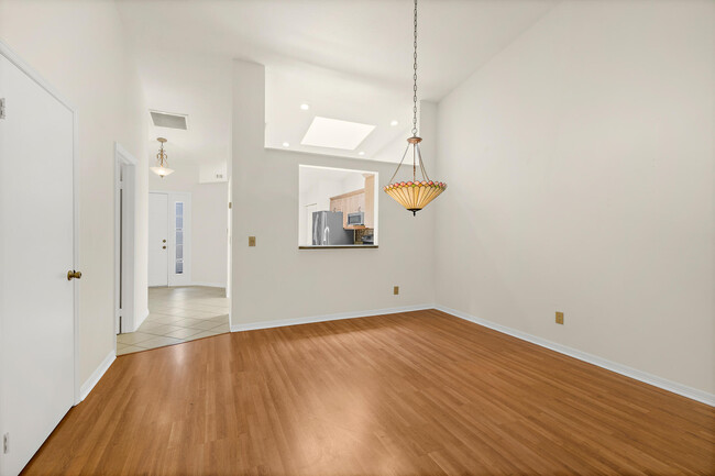Building Photo - 604 Parkside Pl