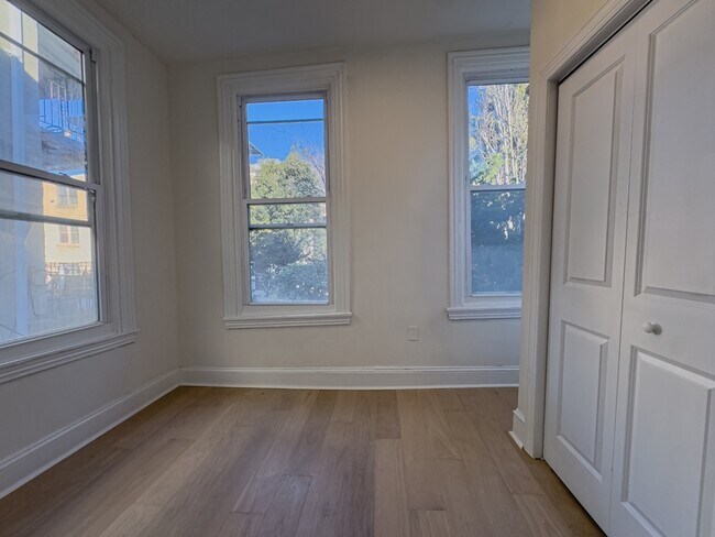 Building Photo - 2039 Green St