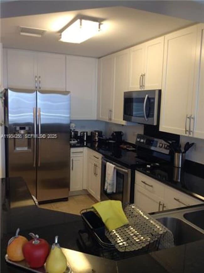 Building Photo - 801 Brickell Key Blvd