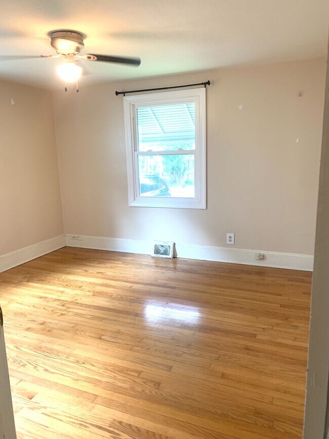 Building Photo - 4 bedroom single-family house near Cameron...