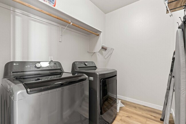 Building Photo - 3173 S Mystic Seaport Ave