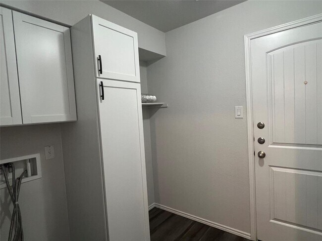 Building Photo - 200 Nathaniel Dr