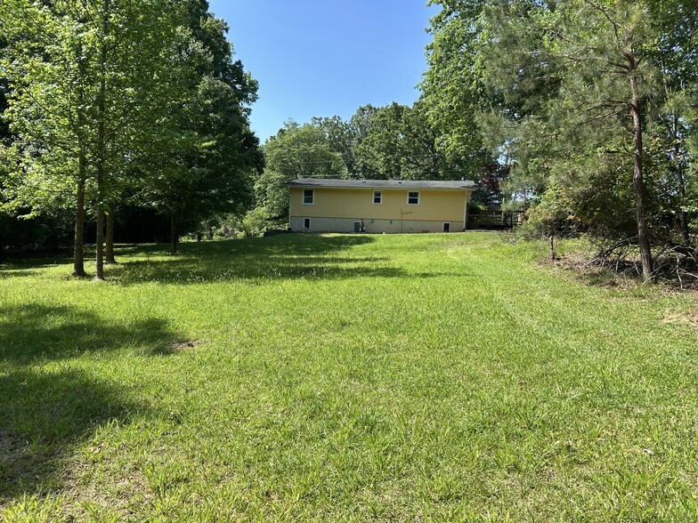 Large backyard - 486 Wilmouth Rd
