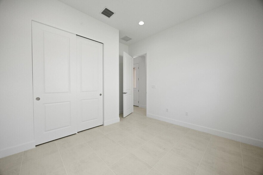Building Photo - 15144 Wildwood Cir