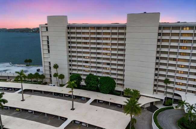 Building Photo - 124 Lakeshore Dr