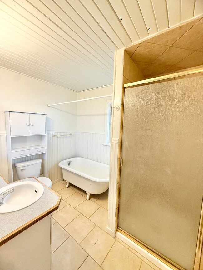 Building Photo - Move in ready home on S Park