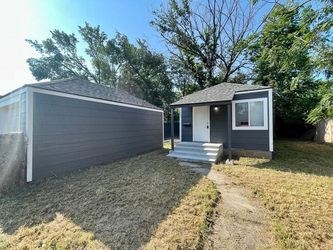 Building Photo - Remodeled Studio HOUSE with Fence and Garage