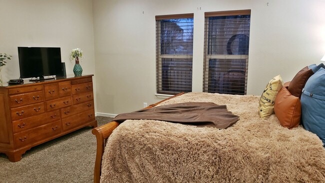 Building Photo - Gorgeous location, spectacular amenities, 3 bedroom furnished home for rent.