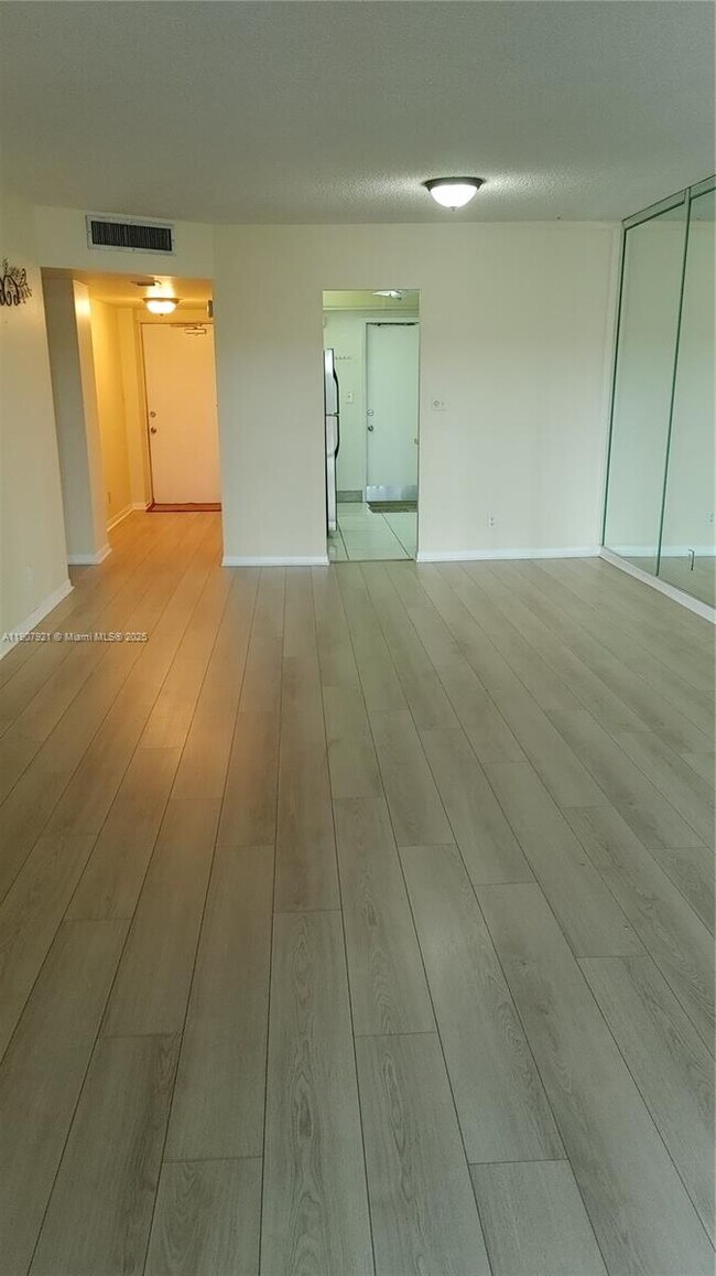 Building Photo - 3575 Brokenwoods Dr