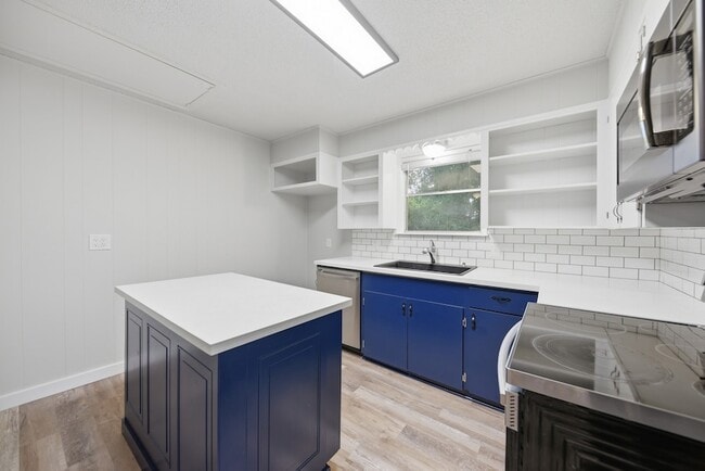 Building Photo - 9481 Lake Forest Cir