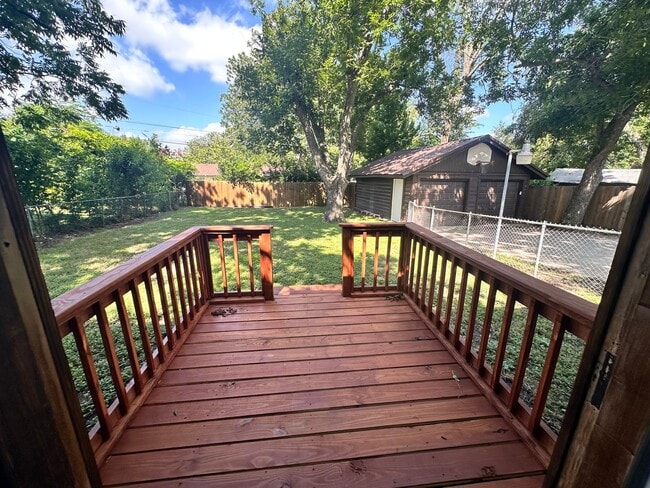Building Photo - Charming 3 Bed 2 Bath Home with Bonus Den and Detached Garage
