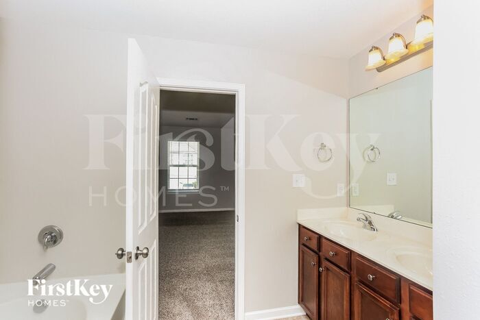 Building Photo - 2885 Village Center Dr