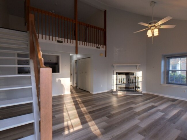 Building Photo - Beautiful 2 Bedroom 2 Bathroom Townhome Lo...