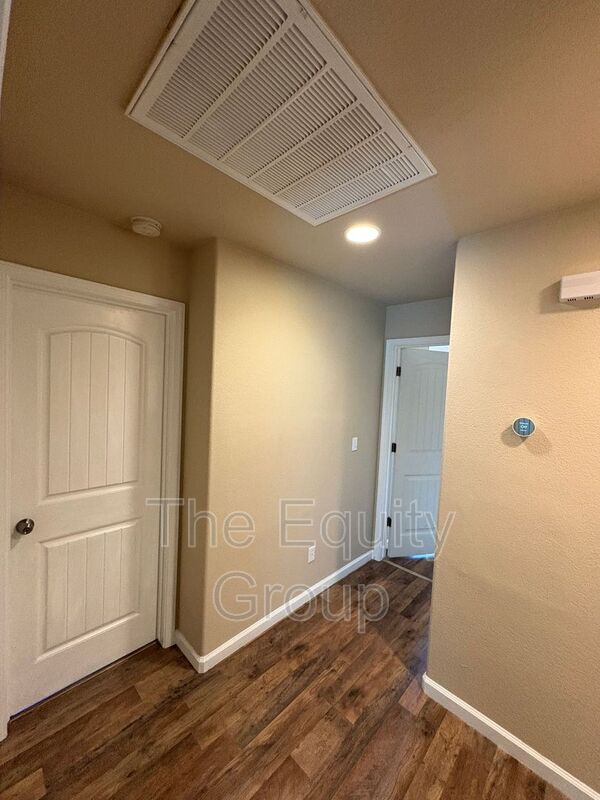 Building Photo - 3316 W Wren Ave