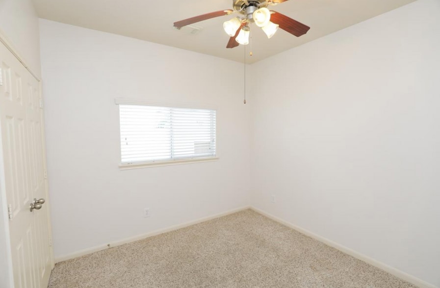 Building Photo - 12827 Pecan Shores Dr