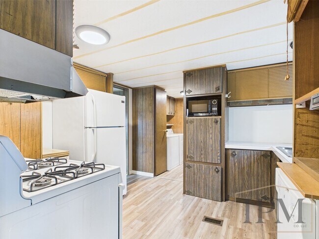 Building Photo - Available Now- 3 Bedroom 1.5 Bath Home - H...