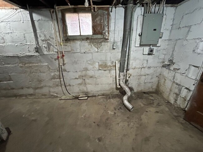 Building Photo - 3237-3237 Grove Ave