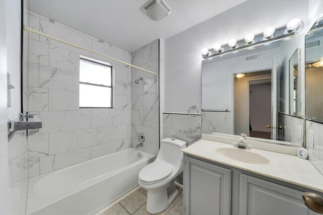 Building Photo - 1129 W San Antonio St