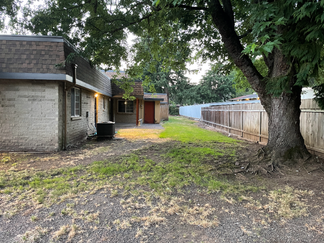 Building Photo - 3717 NE Royal View Ave