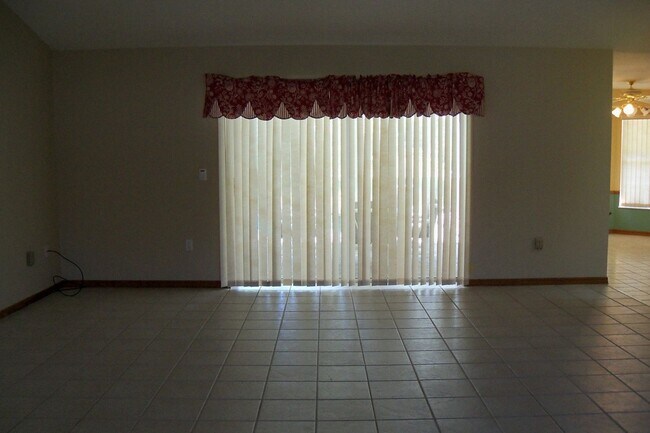 Building Photo - Beautiful Spring Hill pool home