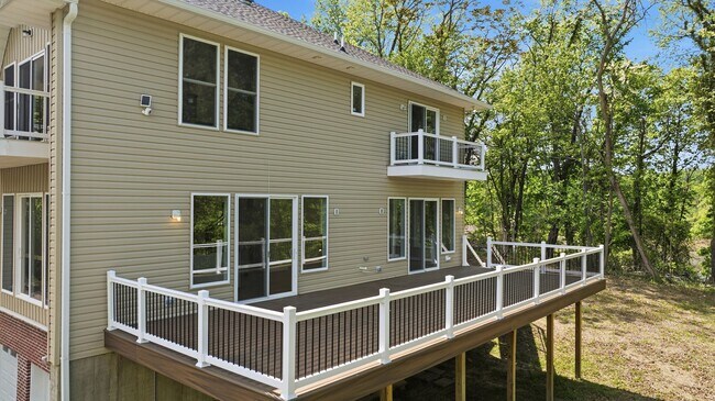 Building Photo - 5116 Shore Dr