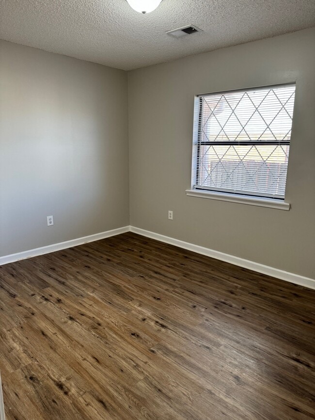 Building Photo - 1840 Pecan Ridge N