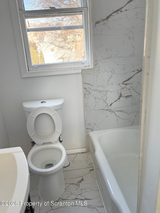 Building Photo - 719 Hemlock St