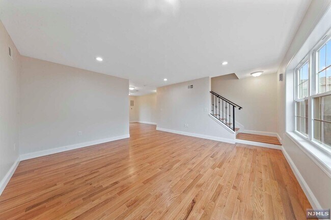 Building Photo - 124 Home Pl