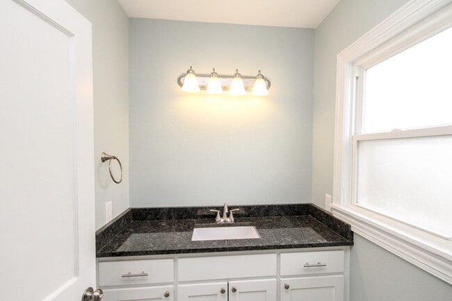 Building Photo - Charming Duplex 1/1 Duplex With Storage!