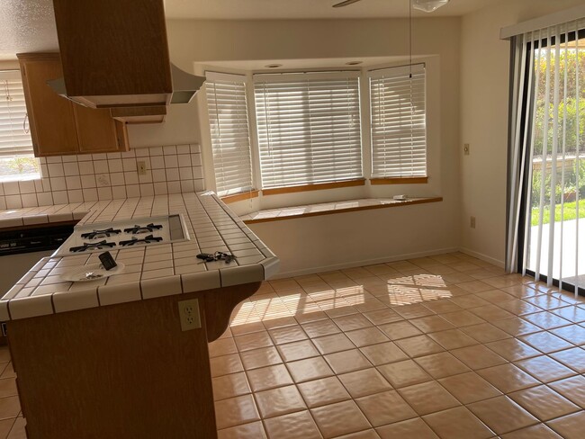 Building Photo - Victorville- Beautiful 3 Bedroom Home in G...