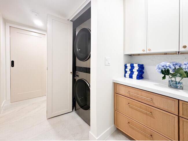 Building Photo - 179 Gran Via