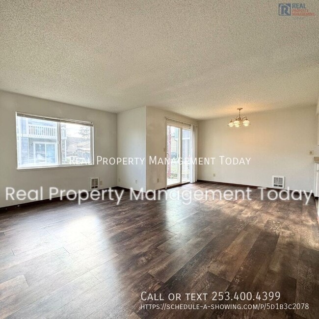 Building Photo - Delightful 2 bed and 1 bath unit in Tacoma...