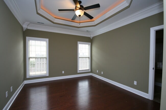 Building Photo - 231 Grove Village Way
