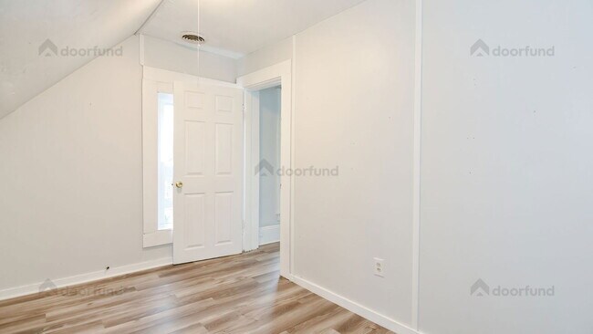 Building Photo - 144 Franklin St