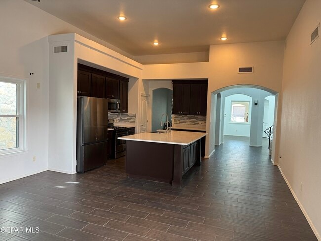 Building Photo - 1605 Playa Del Sol St