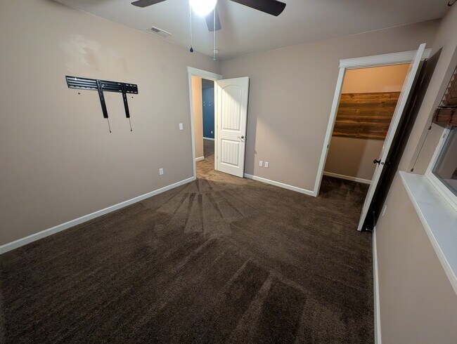 Building Photo - Almost 2500 SQ Feet of Space for ALL of your needs! Avail for Rent in Bremerton!