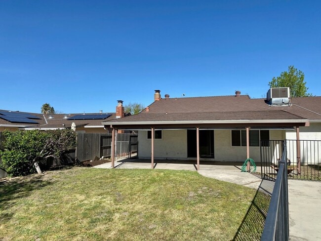 Building Photo - Single story home, large backyard, close t...