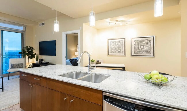 Building Photo - 2001 Lincoln St