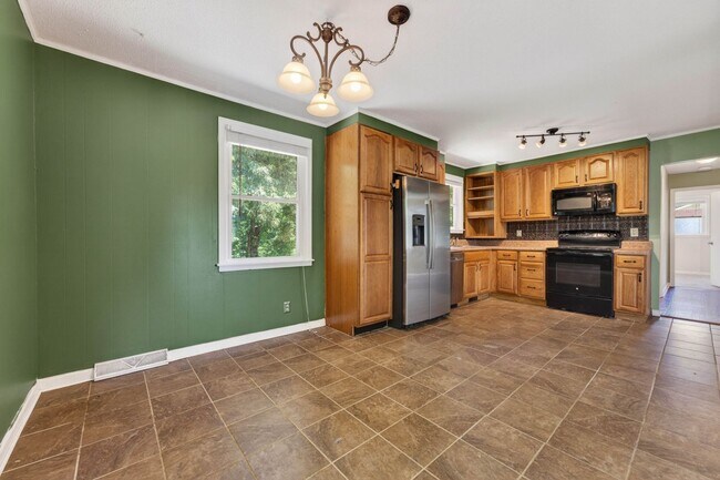 Building Photo - 3 Bedroom Pet Friendly Home For Rent Near Heritage Park!