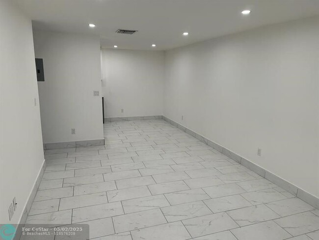 Building Photo - 4655 SW 33rd Ave