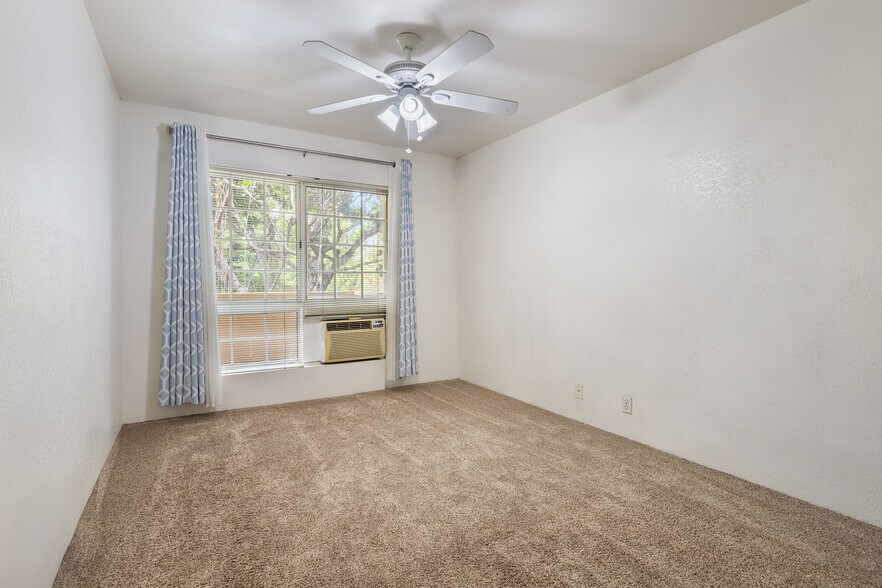 Building Photo - 393 Mananai Pl