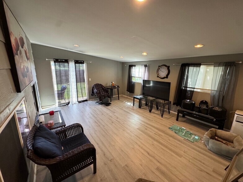 Building Photo - 3122 Moonbeam Cir S