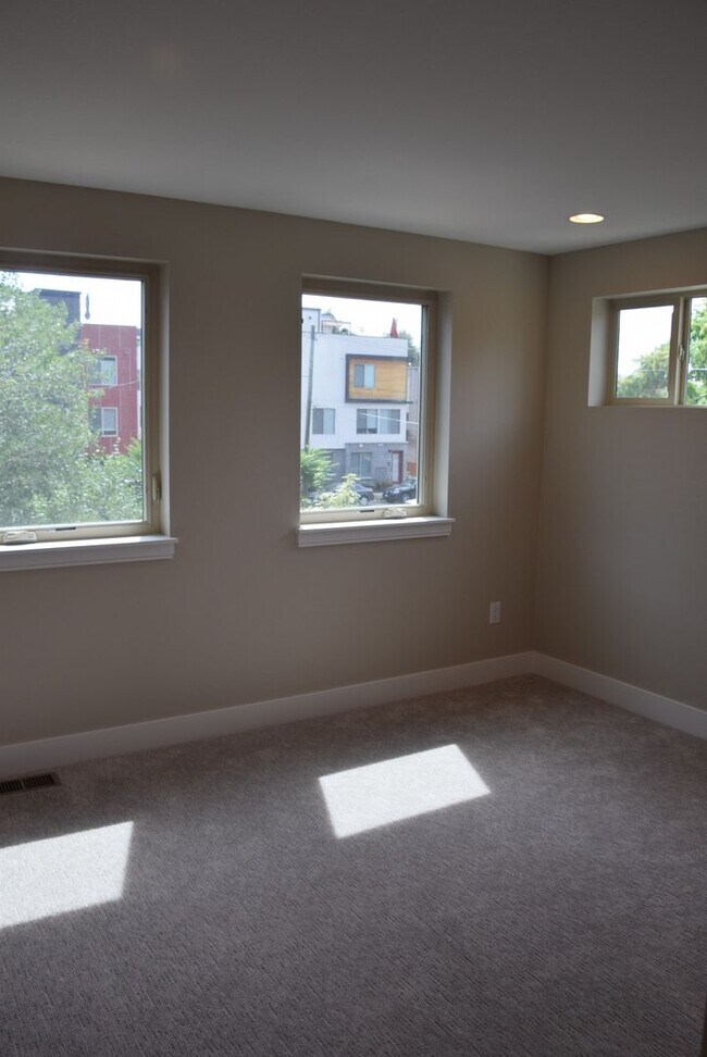Building Photo - 3 bedroom / 3.5 bath Townhome + 2 Large Flex Spaces & Spacious Roof Top Deck!