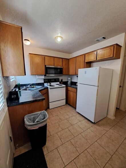 Building Photo - 1112 Leslie Cir